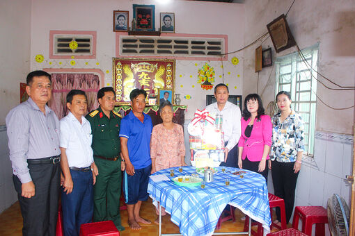 Phó Bí thư Thường trực Tỉnh ủy, Chủ tịch HĐND tỉnh An Giang Lê Văn Nưng thăm các gia đình chính sách huyện Thoại Sơn