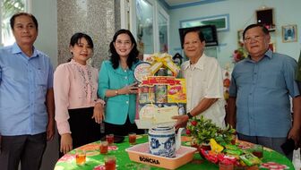 Chủ tịch UBMTTQVN tỉnh An Giang thăm, tặng quà các gia đình chính sách ở Phú Tân