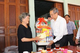 Phó Bí thư Thường trực Tỉnh ủy, Chủ tịch HĐND tỉnh An Giang Lê Văn Nưng thăm các gia đình chính sách ở TX. Tân Châu