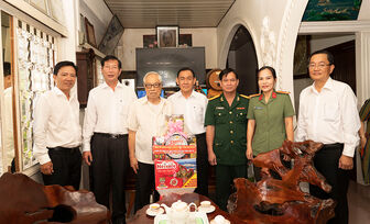 Phó Chủ tịch UBND tỉnh An Giang Lê Văn Phước thăm và tặng quà các gia đình chính sách ở TP. Long Xuyên
