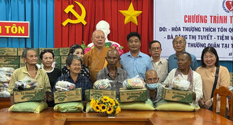 Bí thư Thành ủy Long Xuyên Huỳnh Quốc Thái thăm, hỗ trợ nhà hộ dân bị tốc mái do giông lốc