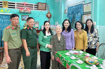 Trưởng ban Dân vận Tỉnh ủy và Chủ tịch UBMTTQVN tỉnh An Giang thăm, tặng quà Mẹ Việt Nam Anh hùng ở Chợ Mới