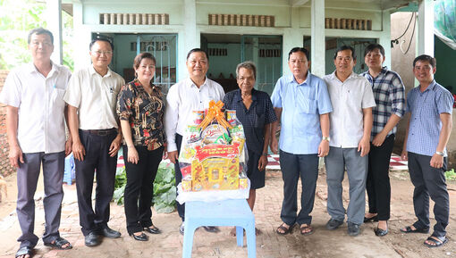 Phó Bí thư Thường trực Huyện ủy Châu Thành Từ Thanh Khiết thăm gia đình chính sách tiêu biểu