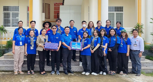 Phó Bí thư Tỉnh đoàn An Giang Đỗ Minh Sang thăm, tặng quà các sinh viên tình nguyện