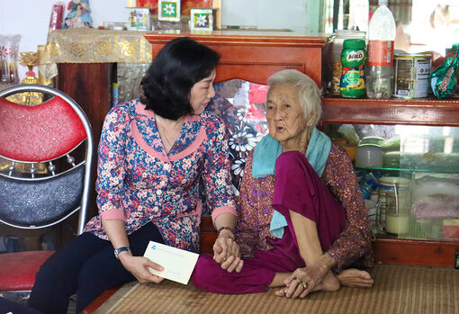 Phó Chủ tịch UBND tỉnh An Giang Nguyễn Thị Minh Thúy thăm, tặng quà các gia đình chính sách tiêu biểu ở huyện Châu Phú