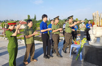 Chung tay chăm sóc phần mộ liệt sĩ tại Nghĩa trang liệt sĩ tỉnh An Giang