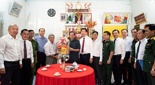 Bí thư Tỉnh ủy An Giang Lê Hồng Quang thăm, tặng quà gia đình chính sách, nhân kỷ niệm 77 năm Ngày Thương binh - Liệt sĩ