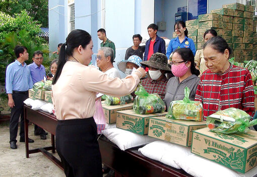 Hỗ trợ 200 phần quà cho gia đình chính sách, người có công ở xã An Nông