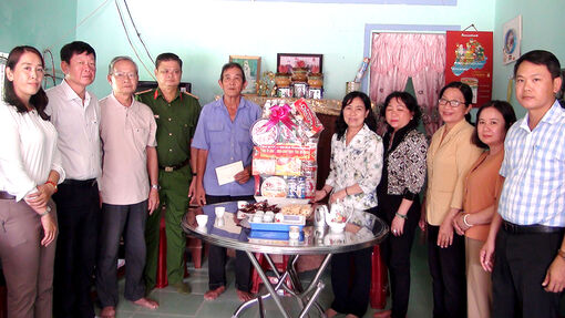 Phó Chủ tịch HĐND tỉnh An Giang Đinh Thị Việt Huỳnh thăm, tặng quà các gia đình chính sách TX. Tịnh Biên