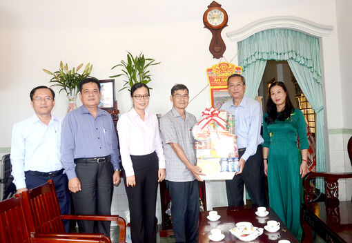 Thường trực Tỉnh ủy An Giang thăm, tặng quà người có công tiêu biểu huyện An Phú