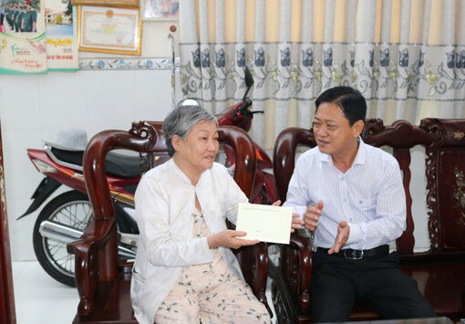 Trưởng ban Văn hóa - Xã hội HĐND tỉnh An Giang Bùi Công Bằng thăm, tặng quà gia đình chính sách ở huyện Châu Thành
