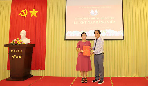 Chi bộ Hiệp hội Doanh nghiệp tỉnh An Giang kết nạp chủ doanh nghiệp vào Đảng