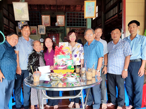 Chủ tịch UBND huyện Phú Tân Nguyễn Thị Tuyết Minh thăm và tặng quà các gia đình chính sách tiêu biểu