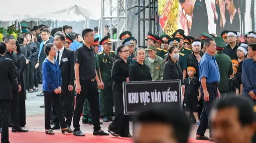 Nhân dân xếp hàng dài viếng Tổng Bí thư Nguyễn Phú Trọng ở quê hương Lại Đà