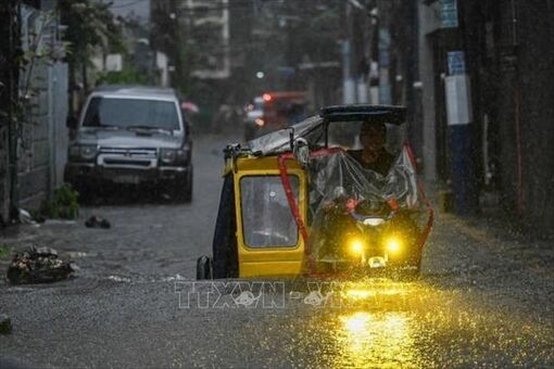 Thủ đô Philippines tê liệt vì ngập sâu do mưa bão