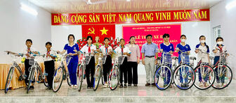 Bí thư Thành ủy Long Xuyên Huỳnh Quốc Thái thăm, hỗ trợ nhà hộ dân bị tốc mái do giông lốc