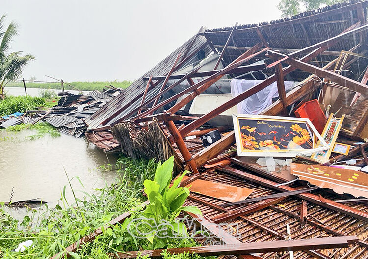 Cà Mau: Hàng loạt căn nhà sập và tốc mái do mưa gió