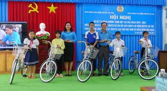 Liên đoàn Lao động huyện Củ Chi hỗ trợ thiết thực tại huyện Tri Tôn