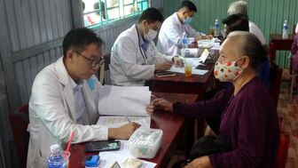 Sinh viên Trường Đại học Y dược Cần Thơ chăm sóc sức khỏe người dân thiểu số Khmer ở Tri Tôn