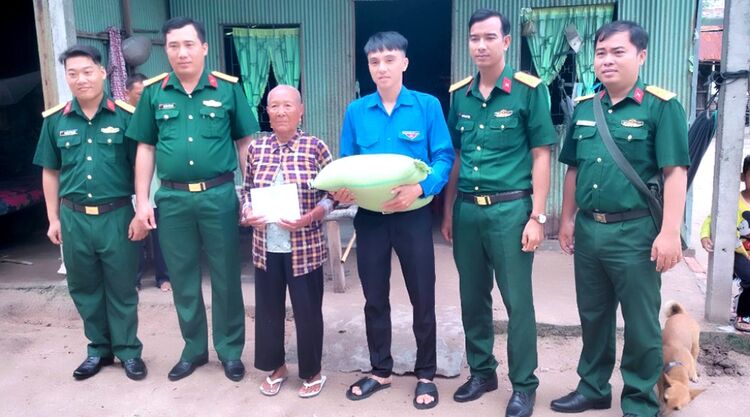 Tiểu đoàn 14 thăm, tặng quà các gia đình chính sách ở xã An Cư