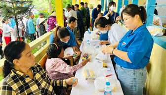 400 người dân thị trấn Óc Eo được khám bệnh, cấp thuốc miễn phí và tặng quà
