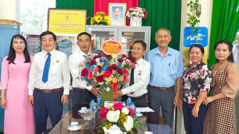 Bí thư Huyện ủy Thoại Sơn chúc mừng Liên đoàn Lao động huyện, nhân kỷ niệm 95 năm Ngày thành lập Công đoàn Việt Nam