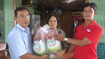 Bí thư Huyện ủy Thoại Sơn thăm, tặng quà các gia đình bị thiệt hại tài sản, do giông, lốc