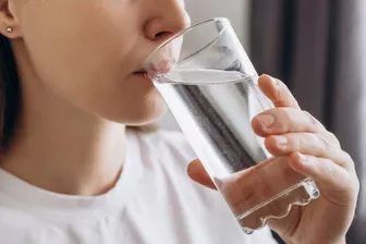 12 lý do tại sao bạn nên uống nước ngay khi thức dậy vào buổi sáng
