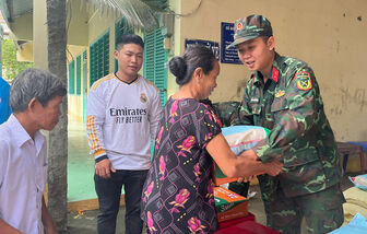 Lữ đoàn Pháo binh 6 tặng quà gia đình chính sách và hộ nghèo thị trấn Óc Eo