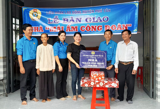Liên đoàn Lao động huyện Phú Tân bàn giao 9 Mái ấm công đoàn, nhân dịp kỷ niệm 95 năm Ngày thành lập Công đoàn Việt Nam