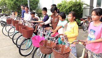 Phòng Lao động – Thương binh và Xã hội TP. Châu Đốc trao xe đạp và học bổng cho học sinh có hoàn cảnh khó khăn