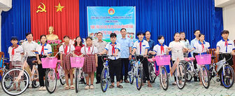 Sở Lao động – Thương binh và Xã hội tỉnh An Giang tặng xe đạp cho học sinh huyện Phú Tân