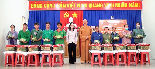Trao 350 phần quà cho hộ nghèo huyện An Phú