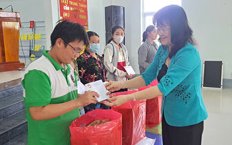 350 phần quà trao tặng các hộ dân huyện Châu Phú