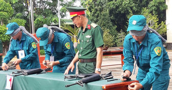 Hội thao tháo, lắp thông thường súng Tiểu liên AR15 và phòng cháy chữa cháy trong lực lượng dân quân huyện Châu Phú