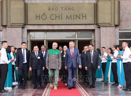 Chủ tịch nước cùng Tổng thống Timor-Leste thăm Bảo tàng Hồ Chí Minh