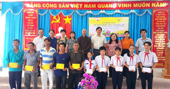 Ban Dân vận Tỉnh ủy An Giang trao học bổng cho học sinh và tặng thẻ bảo hiểm y tế cho hộ dân khó khăn xã Bình Phú