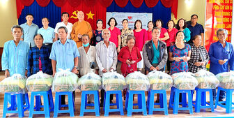 Trao 200 phần quà cho người nghèo huyện Phú Tân
