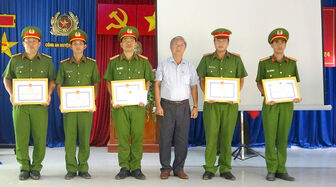 UBND huyện Tri Tôn khen thưởng nóng cho thành tích trấn áp tội phạm ma túy
