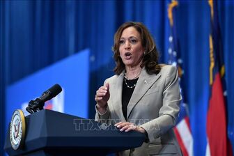 Bà Kamala Harris ráo riết chọn người liên danh tranh cử