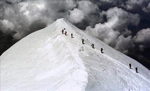 Lở băng trên dãy Alps gây thương vong, nhiều người mắc kẹt