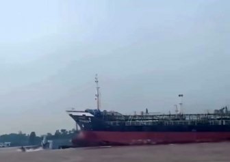 An Giang: Tàu chở hàng 4.498 tấn va chạm phà chở khách ngang sông Vàm Nao, xe tải 3 người rơi xuống sông