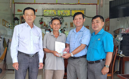 Liên đoàn Lao động huyện An Phú thăm hỏi, trao quà hỗ trợ công đoàn viên mắc bệnh hiểm nghèo