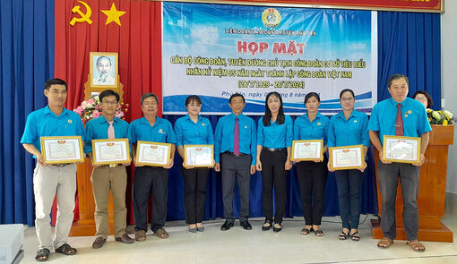 Liên đoàn Lao động huyện Phú Tân họp mặt, tuyên dương Chủ tịch công đoàn cơ sở tiêu biểu