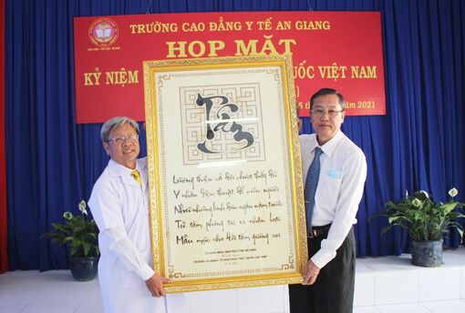 Gặp gỡ “Thầy thuốc Nhân dân”