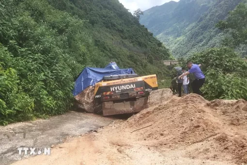 Lai Châu: Sạt lở, đá lớn rơi trúng máy xúc làm một người tử vong