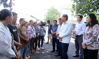 Phó Bí thư Thường trực Tỉnh ủy, Chủ tịch HĐND tỉnh An Giang Lê Văn Nưng đến thăm, trao hỗ trợ các tiểu thương bị thiệt hại do hỏa hoạn