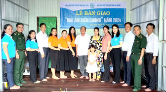 Bàn giao “Mái ấm biên cương” và trao 50 suất học bổng cho học sinh xã Phú Hội