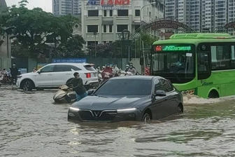 Nhu cầu trang bị thảm lót sàn ôtô tăng cao trước mùa mưa