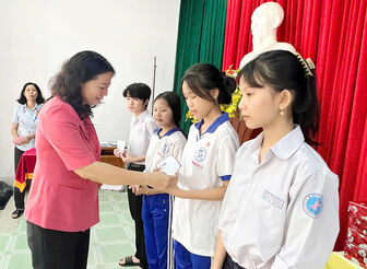 UBND phường Mỹ Xuyên tiếp nhận và trao học bổng, học phẩm "tiếp bước đến trường" năm học 2024 – 2025